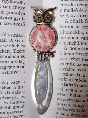 Baglyos könyvjelző piros fátyollevél darabokkal, ezüst színű alapon